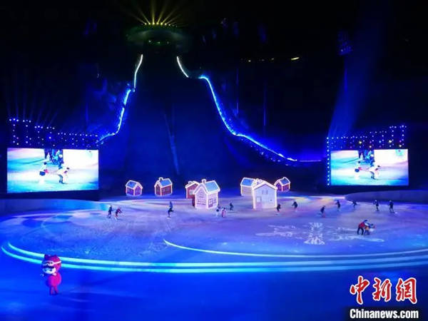 开幕式上文体表演，此次开幕式是“雪如意”正式亮相